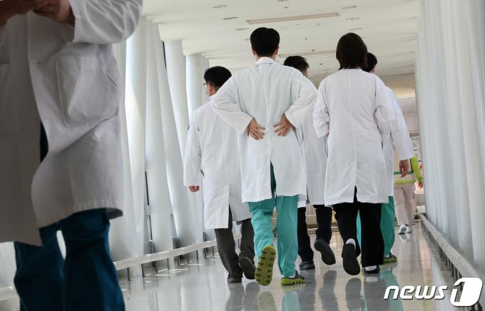 윤석열 대통령이 '의료 개혁' 관련 대국민 담화를 발표한 1일 서울 한 대학병원에서 의료진이 발걸음을 옮기고 있다. 이날 윤 대통