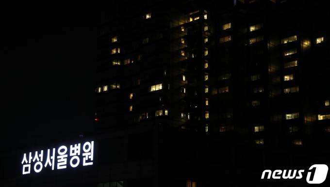 정부의 의과대학 증원 추진에 대한 반발로 전공의 집단 이탈 사태가 40일이 넘어가면서 서울 빅5 병원 등 주요 대학병원들이 적자가 발생해 경영난을 겪고 있는 것으로 나타났다. 5일 저녁 서울 강남구 삼성서울병원 병동 곳곳이 불이 꺼져있다. 2024.4.7/뉴스1 ⓒ News1 김도우 기자