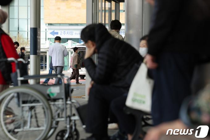 정부의 의대 증원에 반발하며 의사들의 집단행동이 이어지고 있는 4일 오전 서울의 한 병원에서 의료진과 시민들이 이동하고 있다. 2024.4.4/뉴스1 ⓒ News1 장수영 기자