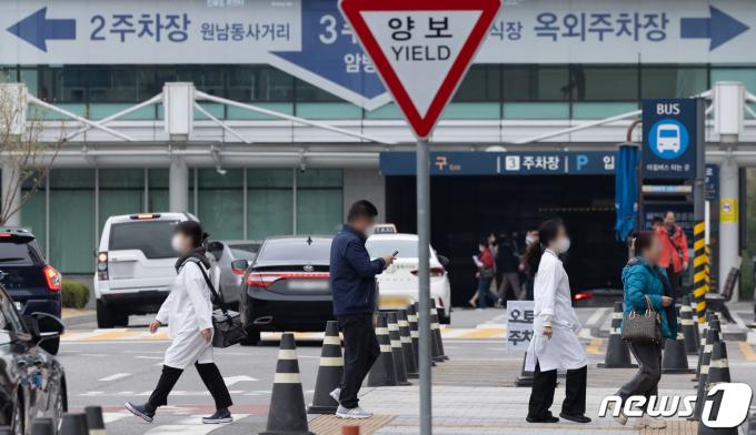 정부의 의대 증원에 반발하며 의사들의 집단행동이 이어지고 있는 3일 오전 서울 소재 대학병원에서 의료진이 발걸음을 옮기고 있다. 2024.4.3/뉴스1 ⓒ News1 이재명 기자