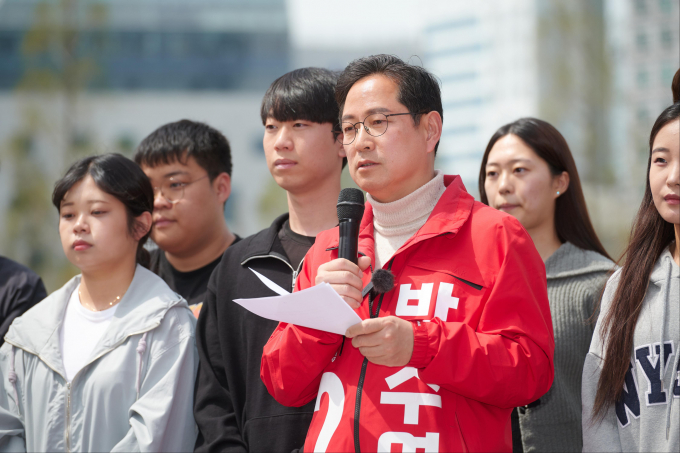 지난 7일 부산 남구 산업은행 이전 예정부지에서 지지 대학생들과 함께 성명을 발표하고 있는 박수영 국민의힘 후보/사진=박수영캠프