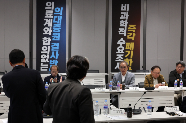 의료계가 대한의사협회를 중심으로 단결하고 있다. 지난 7일 서울 용산구 대한의사협회에서 의대정원 증원 저지를 위한 비상대책위원회 제7차 회의가 열리고 있다. /사진=뉴시스 