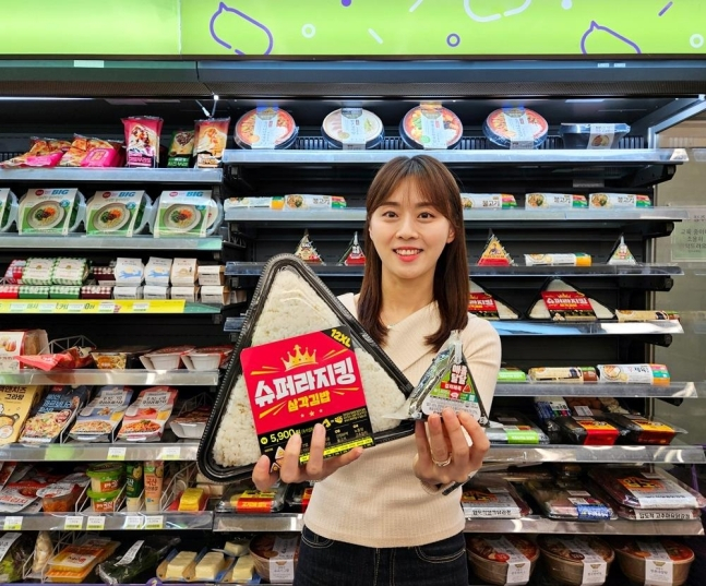 대형 인기에 힘입어 CU는 지난달 6일에 초대형 삼각김밥 '슈퍼 라지킹 삼각김밥'을 출시했다. /사진=CU제공