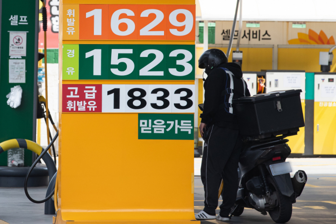  지난 5일(현지 시각) 런던 ICE선물거래소에서 북해 브렌트유 6월 인도분은 전 거래일보다 0.57% 오른 배럴당 91.17달러에 마감했다. 사진은 서울시내 한 주유소에서 한 시민이 주유를 하고 있다.  /사진=뉴스1