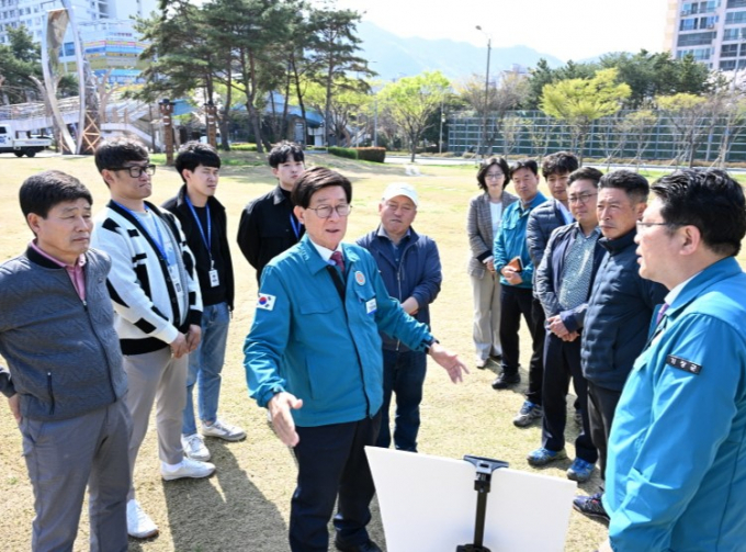 정종복 기장군수(가운데)가 주요 관계자들과 함께 중앙공원에 들어설 복합시설을 점검하고 있다./사진=기장군