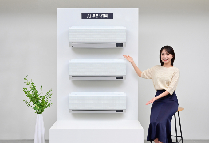 삼성전자 모델이 삼성스토어 청담점에서 '2024년 에너지효율개선사업 냉방 지원기기 보급사업자 선정' 공급 모델인 'AI 무풍 벽걸이'를 소개하고 있다. / 사진=삼성전자