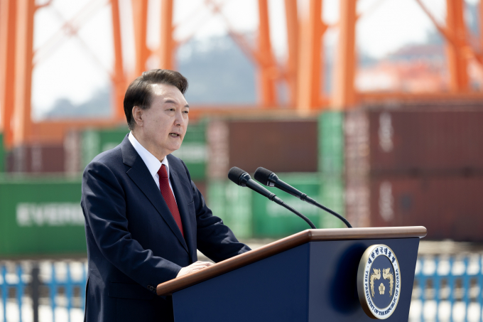 대통령실이 8일 윤석열 대통령이 새로운 경제안보비사관으로 김현욱 한국개발연구원(KDI) 국제정책대학원 교수(57)를 임명했다고 밝혔다. 사진은 윤 대통령이 지난 5일 경남 창원시 진해구 부산항 신항에서 열린 7부두 개장식에서 기념사를 하는 모습. /사진=뉴시스(대통령실 제공) 
