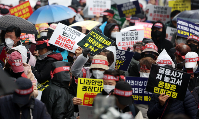 홍콩ELS피해자들이 지난달 29일 서울 여의도의 한 은행 앞에서 집회를 열고 금융상품 손실 보상을 촉구하고 있다./사진=뉴시스