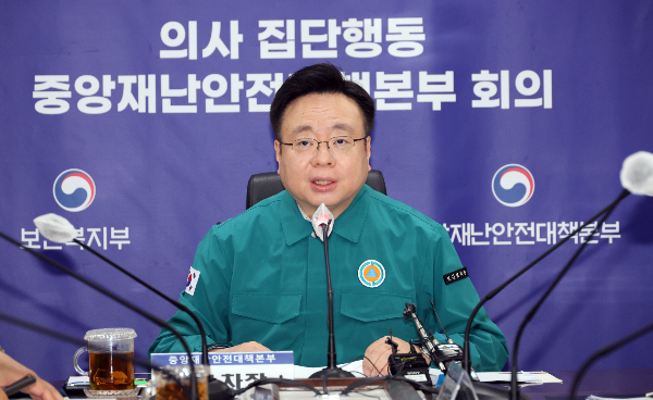 의료 현장에서 약 9000명의 진료지원(PA) 간호사가 근무 중인 가운데 정부가 PA 간호사를 약 2700명 추가한다. 조규홍 보건복지부 장관이 8일 세종시 정부세종청사에서 열린 의사 집단행동 중앙재난안전대책본부 회의에서 발언하고 있다. /사진=뉴시스