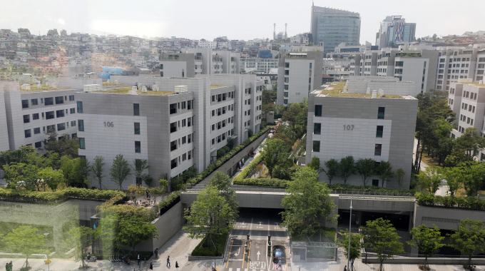  강남권 신축 아파트를 중심으로 고가주택과 고급주택의 경계가 점차 허물어지고 있다. 일반 아파트(공동주택)에도 대형 평형, 복총형 구조나 나펜트하우스가 많아지고 이유에서다. 사진은 서울 용산 나인원한남 아파트의 모습./사진=뉴시스