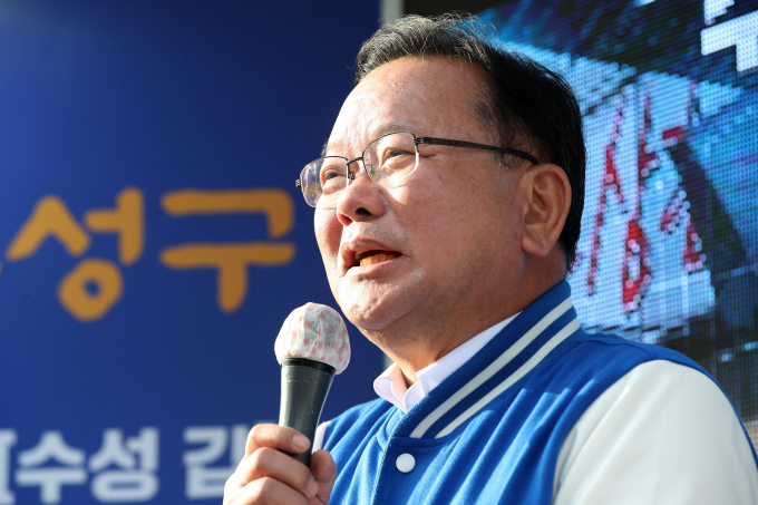 김부겸 더불어민주당 상임공동선거대책위원장이 8일 김준혁(경기 수원정)·양문석(경기 안산갑) 민주당 후보 논란에 대해 민심에 판단을 맡겨보겠다고 말했다. 사진은 김 위원장이 지난 2일 대구 수성구 신매광장 입구 달구벌대로에서 강민구(대구 수성갑) 민주당 후보 지원유세를 하는 모습. /사진=뉴스1