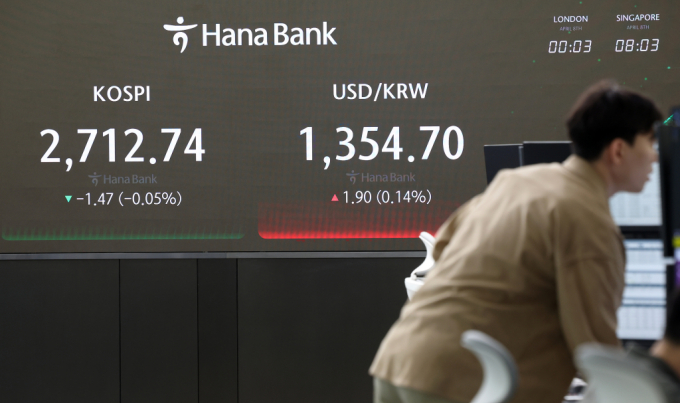코스피가 전 거래일(2714.21)보다 4.55포인트(0.17%) 오른 2718.76에 개장한 8일 오전 서울 중구 하나은행 딜링룸에서 딜러들이 업무를 보고 있다. /사진=뉴시스