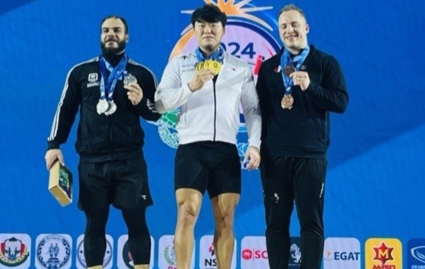 원종범(강원도청)이  태국 푸켓에서 열린 IWF월드컵 남자 96㎏급에서 인상 170㎏과 용상 219㎏을 들어올려 합계 389㎏을 기록했다. 사진은 이날 3관왕을 차지한 원종범(가운데). /사진=대한역도연맹 제공