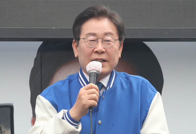오는 9일 대장동 개발 의혹 등 재판 참석을 앞둔 이재명 더불어민주당 대표가 "내일(9일) 재판을 안 가고 거기(경남)를 한 번 가볼까 고민하고 있다"고 말했다. 사진은 이 대표가 8일 서울 동작구 남성사계시장 앞에서 류삼영 서울 동작을 민주당 후보의 지지를 호소하는 모습. /사진=뉴스1