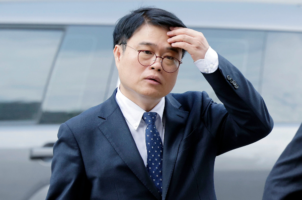 대한의사협회(의협) 회장직 인수위원회가 '의대 증원 찬성' 입장을 지속적으로 보여 온 김윤 서울대학교 의과대학 교수의 칼럼에 오류가 있다며 언론중재위원회에 제소했다. 임현택 의협 회장 당선인이 지난 5일 서울 여의도순복음교회에서 종교계 인사와의 면담을 위해 들어가고 있다. /사진=뉴시스