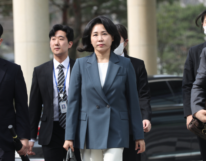 ‘공직선거법 위반’ 혐의로 불구속 기소된 더불어민주당 이재명 대표의 배우자 김혜경씨와 관련해 더불어민주당이 "김건희 여사는 어디서 무엇을 하고 있는가"라고 비판했다. 사진은 8일 오전 경기 수원시 영통구 수원지방법원에서 열린 2차 재판에 출석하고 있는 이재명 더불어민주당 대표이 배우자 김혜경씨. /사진= 뉴스1 