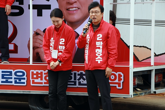 박형수 국민의힘 경북 의성·청송·영덕·울진 국회의원 후보(오른쪽)가 지난 6일 의성 안계전통시장에서  자신의 배우자인 전성림 여사와 함께 유세를 하고 있다./사진제공=박형수 국민의힘 경북 의성·청송·영덕·울진 국회의원 후보 선거사무소