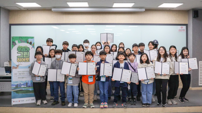 LG화학 '우리가 그린 히어로' 2기가 출범했다. 사진은  '우리가 그린 히어로' 2기 청소년 활동가. /사진=LG화학 제공