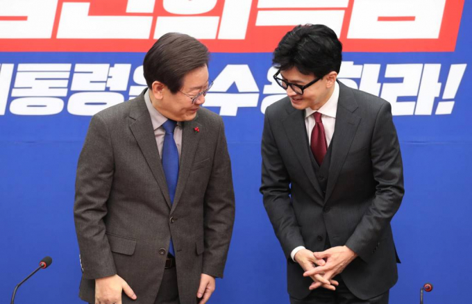 한동훈 국민의힘 비상대책위원장과 이재명 더불어민주당 대표가 각각 청계광장, 용산에서 막판 지지를 호소할 예정이다.사진은 지난해 12월 서울 여의도 국회 민주당 대표실에서 회동을 하고 있는  한동훈 비상대책위원장(오른쪽)과 이재명 대표. /사진= 뉴스1