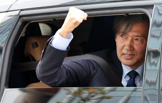 조국 조국혁신당 대표가 총선을 하루 앞두고 광주를 찾아 선거 유세에 나설 예정이다.  사진은 지난 8일 김포아트홀을 찾아 지지자들과 인사를 나눈 뒤 차량에 올라 주먹을 쥐어 보이고 있는 조국 대표. /사진= 뉴스1