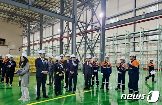 8일  포스코 풀필먼트 센터(POSCO Fulfillment Center,) 준공식을 마친 내빈들이 현장 시찰을 하고있다./뉴스1 