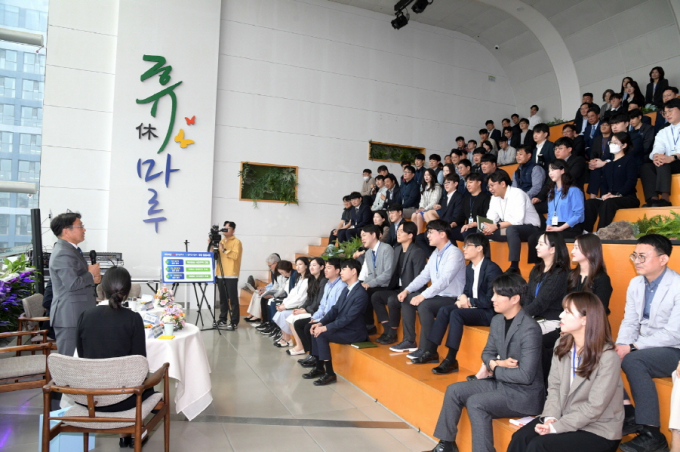 강기정 광주광역시장이 8일 오전 광주도시공사 휴마루에서 열린 '공공기관 현장대화'에 참석해 직원들과 소통하고 있다./사진=광주시 