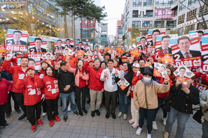 이형섭 국민의힘 의정부을  후보의 집중유세 현장인 민락 2지구 로데오거리를 찾은 유승민 전 의원(중앙)이 이 후보와 함께 총선 승리를 다짐하고 있다. /사진제공=이형섭 선거캠프