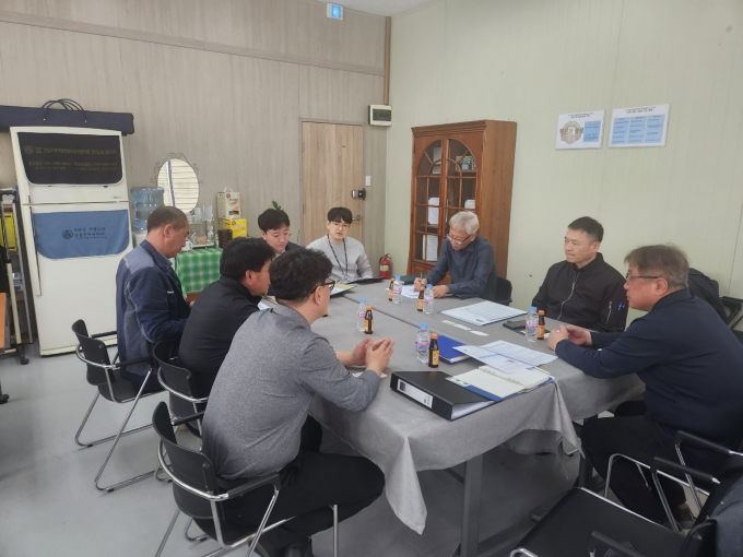 '경기도 임금체불 전담팀(TF)'이 8일 김포시 관내 건설기계임대사업자단체 등과 김포시 일원에서 간담회를 열고 있다. / 사진제공=경기북부청