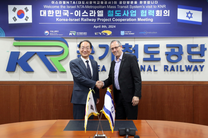 이스라엘 대도시광역교통공사 사장단이 국가철도공단 본사를 방문해 이성해(왼쪽) 이사장과 철도건설 사업에 대해 협력 방안을 논의했다. /사진=국가철도공단