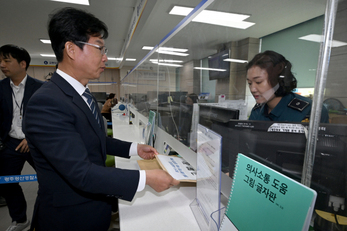 동료의 음주운전을 은폐하기 위해 관련 문서를 고의로 누락하고 삭제한 지방공기업 직원이 검찰에 넘겨졌다. 사진은 지난해 10월10일 오전 광주 광산경찰서 민원인실에서 광산구시설관리공단 내 비위 의혹이 담긴 고발장을 제출하고 있는 박병규 광주 광산구청장. /사진=뉴시스
