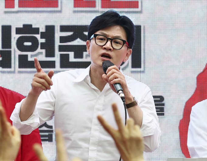 한동훈 국민의힘 비상대책위원장이 이재명 더불어민주당 대표가 대장동 재판 불출석 가능성을 내비친 데 대해 비판했다. 사진은 8일 오후 경기 수원시 장안구 북수원시장 일대에서 집중유세를 하고 있는 한동훈 위원장. /사진=  뉴스1
