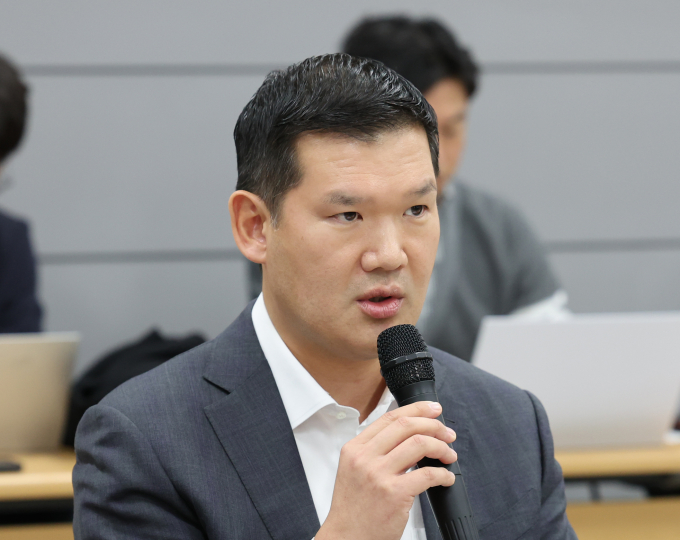 허윤홍 GS건설 사장이 사내이사에 선임돼 책임경영의 무게가 더해졌다. 사진은 지난해 11월 인천 서구 LH검단사업단에서 열린 무량판 지하주차장 붕괴 발생 아파트(AA13블록) 입주자 대상 보상·재시공 관련 향후 추진방향 합의서 작성 및 간담회에 참석했던 허 사장. /사진=뉴시스 