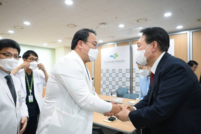 대통령실이 의대 정원 증원 1년 유예에 대한 입장을 밝혔다.사진은 지난 5일 오후 부산 서구 부산대학교병원 권역외상센터를 찾아 의료진과 악수하고 있는 윤석열 대통령. /사진= 대통령실 제공