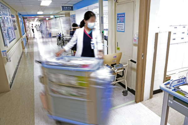 정부가 지난 8일 정부세종청사에서 의사 집단행동 중앙재난안전대책본부 회의를 열고 진료 보조(PA) 간호사를 약 2700명 추가한다고 밝혔다. 한 간호사가 지난달 27일 서울시내 한 종합병원 병동에서 이동하고 있다. /사진=뉴시스
