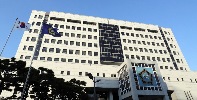검찰이 8일 대전 한 고등학교 여교사 화장실에 불법 카메라를 설치해 실형을 선고받은 10대 학생들에 대해 항소장을 제출했다. 사진은 대전지법 전경. /사진=뉴스1
