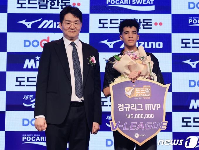 [사진] 레오, 남자부 최초 정규리그 3위 팀에서 MVP…9년 만에 '4번째' 수상