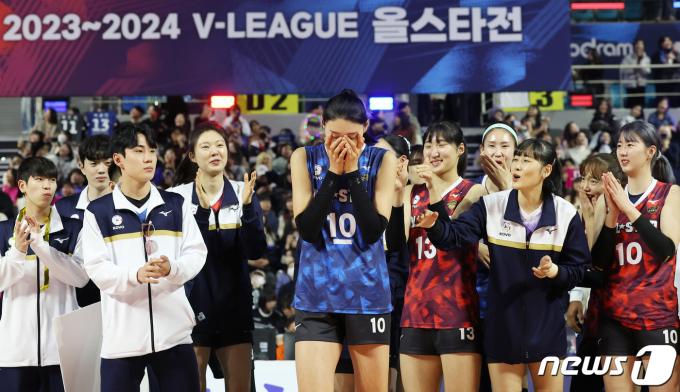 흥국생명 김연경이 27일 오후 인천 부평구 인천삼산월드체육관에서 열린 프로배구 '2023-2024 도드람 V리그 올스타전'에서 세리머니상 수상자로 호명되자 기뻐