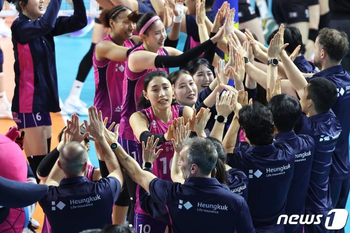 [뉴스1 PICK]'배구여제' 김연경, 현역 연장 공식 발표…