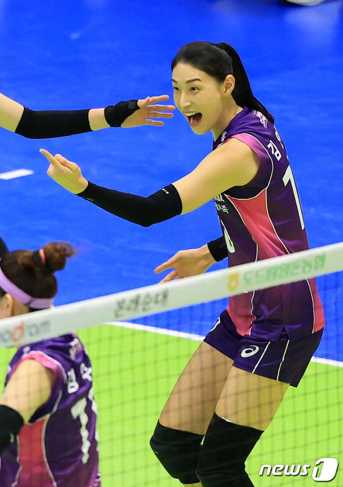 [뉴스1 PICK]'배구여제' 김연경, 현역 연장 공식 발표…