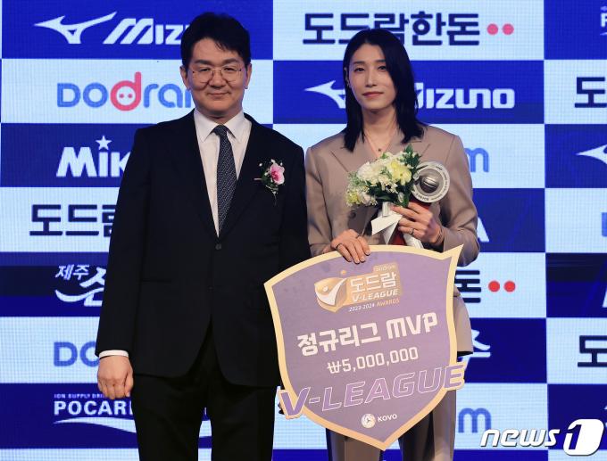 [뉴스1 PICK]'배구여제' 김연경, 현역 연장 공식 발표…