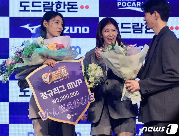 [뉴스1 PICK]'배구여제' 김연경, 현역 연장 공식 발표…