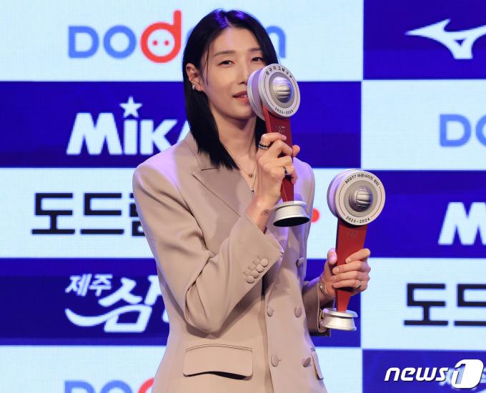[뉴스1 PICK]'배구여제' 김연경, 현역 연장 공식 발표…