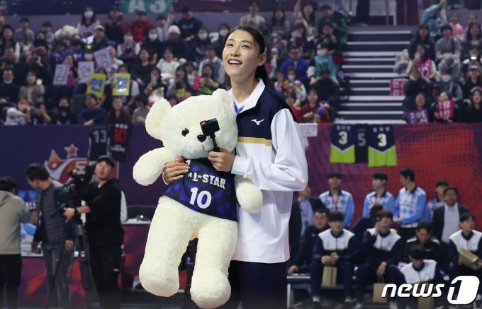 흥국생명 김연경이 27일 오후 인천 부평구 인천삼산월드체육관에서 열린 프로배구 '2023-2024 도드람 V리그 올스타전'에서 올스타 최다팬투표 상을 수상한 뒤 팬들에게 인형을 선물하고 있다. 2024.1.27/뉴스1 ⓒ News1 김민지 기자