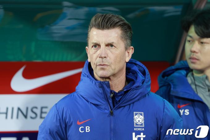 [사진] 경기장 바라보는 콜린 벨 여자축구 대표팀 감독
