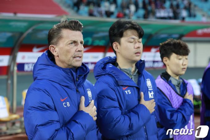 [사진] 애국가 부르는 콜린 벨 여자축구 대표팀 감독