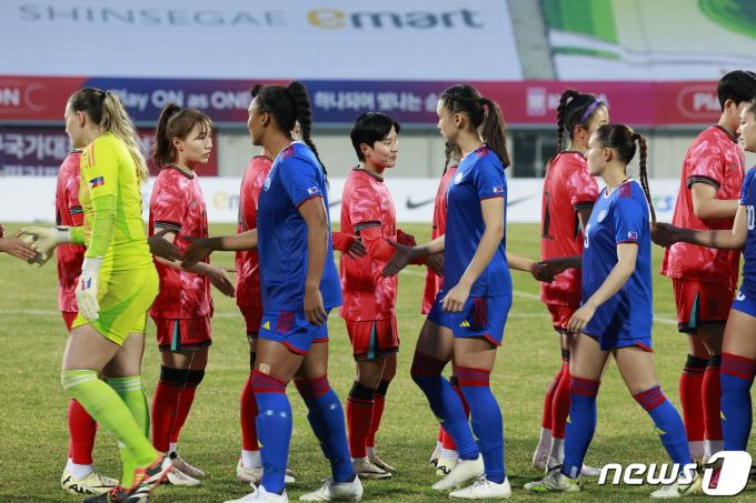 [사진] 필리핀 대표팀과 경기 앞서 인사하는 여자 축구 대표팀