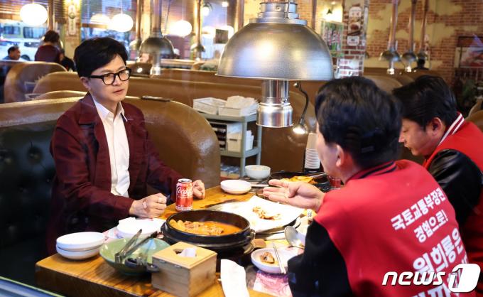[사진] '李 삼겹살 인증샷 논란' 고깃집 찾은 한동훈