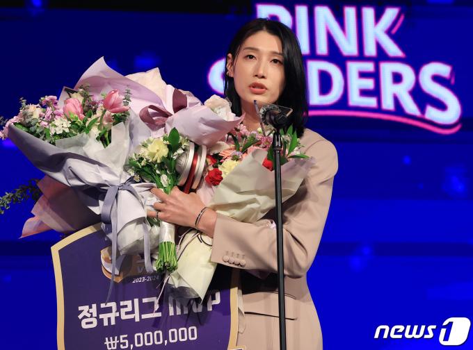 흥국생명 김연경이 8일 오후 서울 서초구 더케이 호텔 서울 그랜드볼룸에서 열린 '도드람 2023-2024 V-리그 시상식'에서 여자부 MVP를 수상한 뒤 소감을 말하고 있다. 김연경은 이날 소감을 말하면서 다음 시즌도 흥국생명에 뛴다고 밝혔다. 2024.4.8/뉴스1 ⓒ News1 김진환 기자