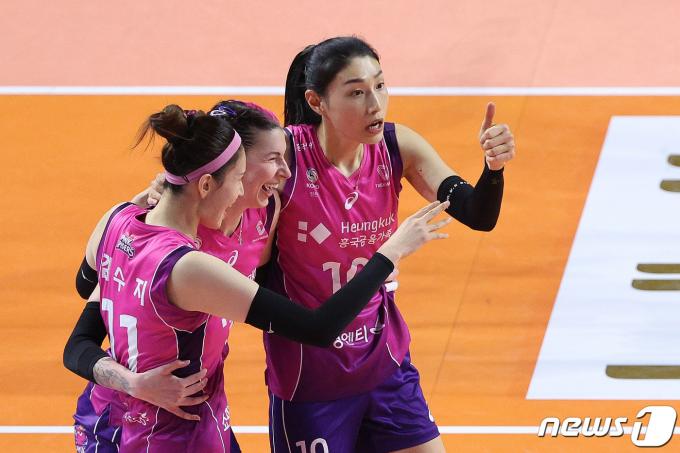 26일 오후 인천 삼산월드체육관에서 열린 프로배구 '2023-2024 도드람 V리그' 여자부 흥국생명과 정관장의 경기에서 흥국생명 김연경이 득점 후 엄지를 치켜세우고 있다. 2024.3.26/뉴스1 ⓒ News1 신웅수 기자