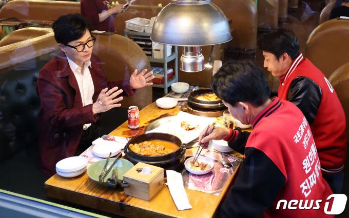 [사진] 원희룡과 음식점 찾은 한동훈